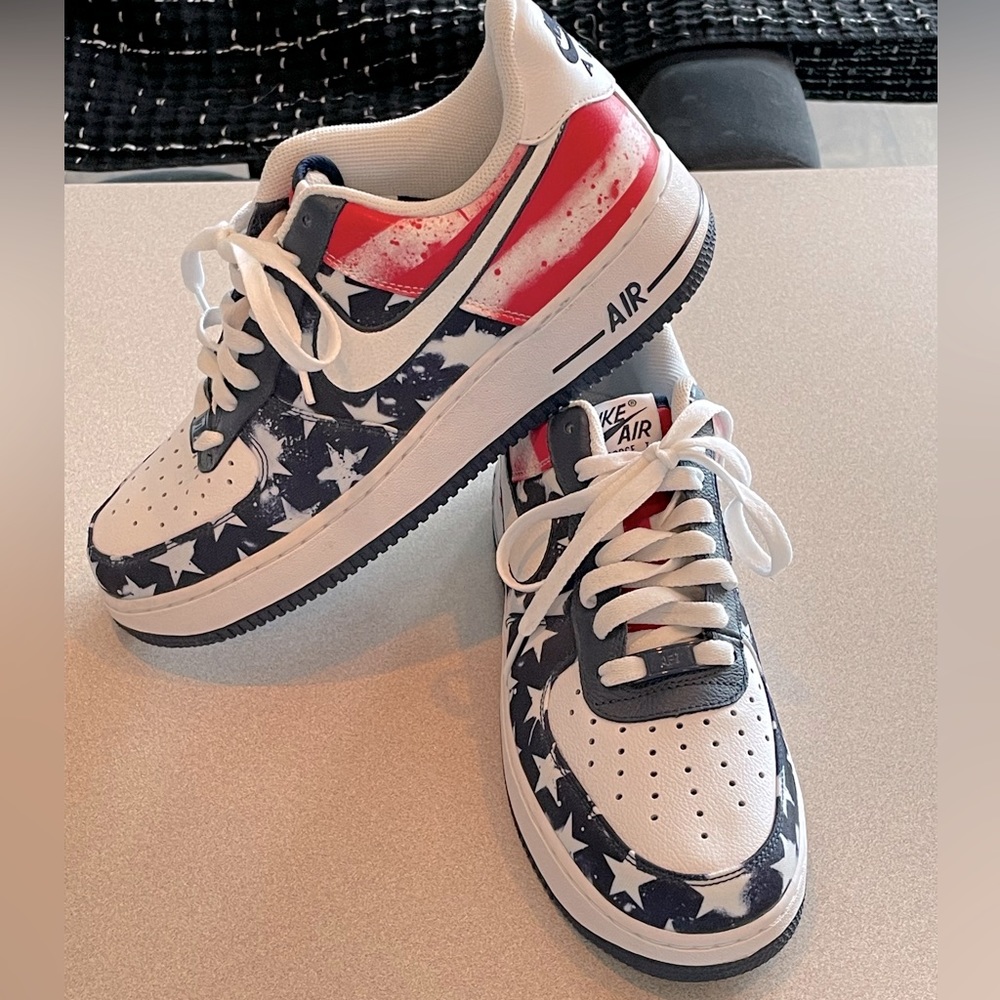men’s NIKE AIR American flag size 9 shoes